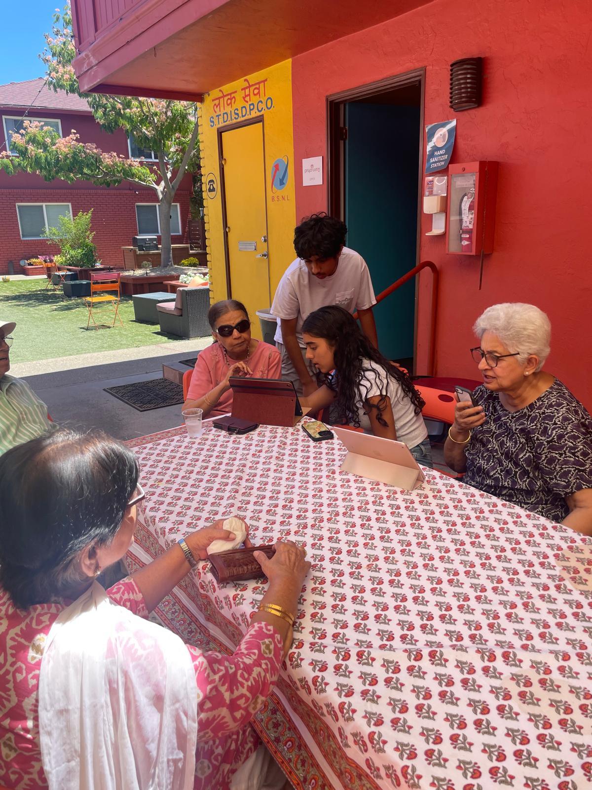 SeniorIT Team Educating Senior_4